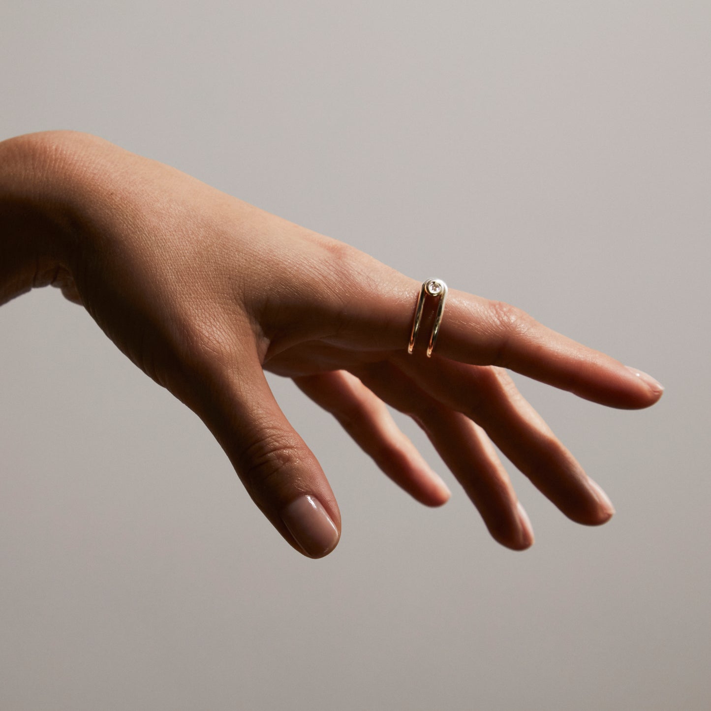 Bague Switch en argent avec pont serti d'un diamant - VESLER